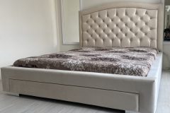 Jasne łóżko tapicerowane Indiana z pikowanym ręcznie wezgłowiem chesterfield z łukiem i ozdobnym korpusem