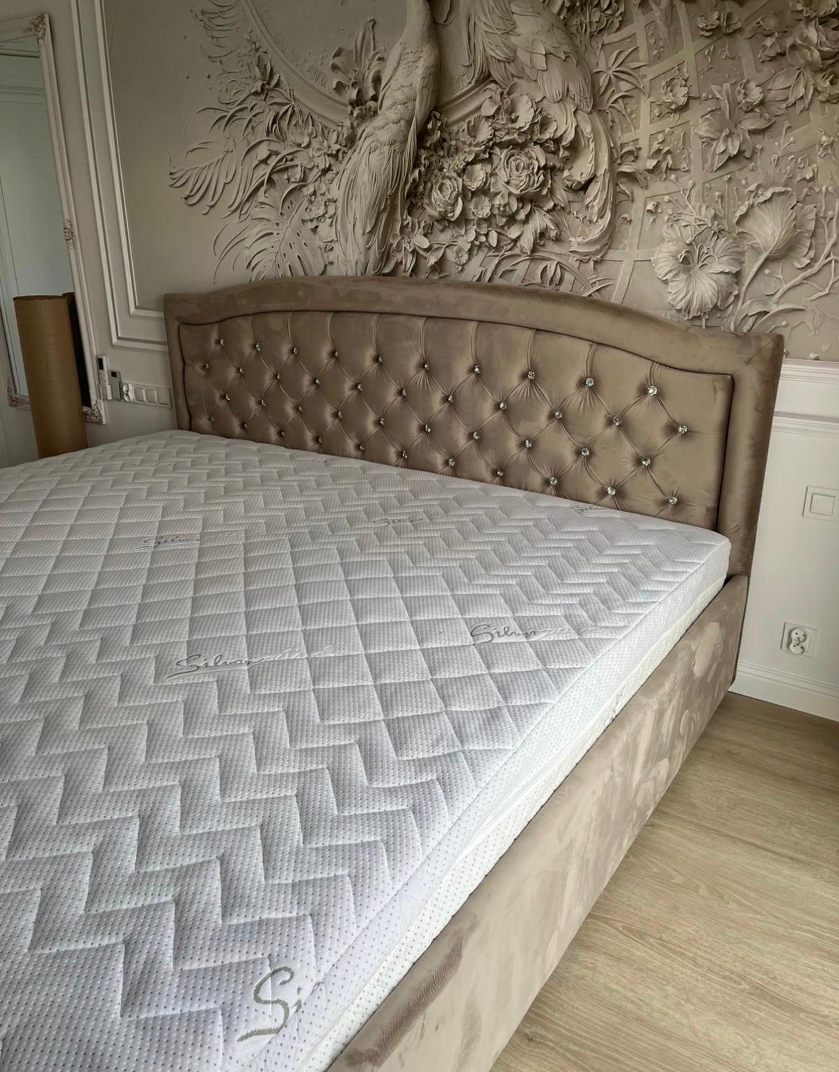 Beżowe łóżko tapicerowane Indiana widok z boku w eleganckiej sypialni – Meble do snu