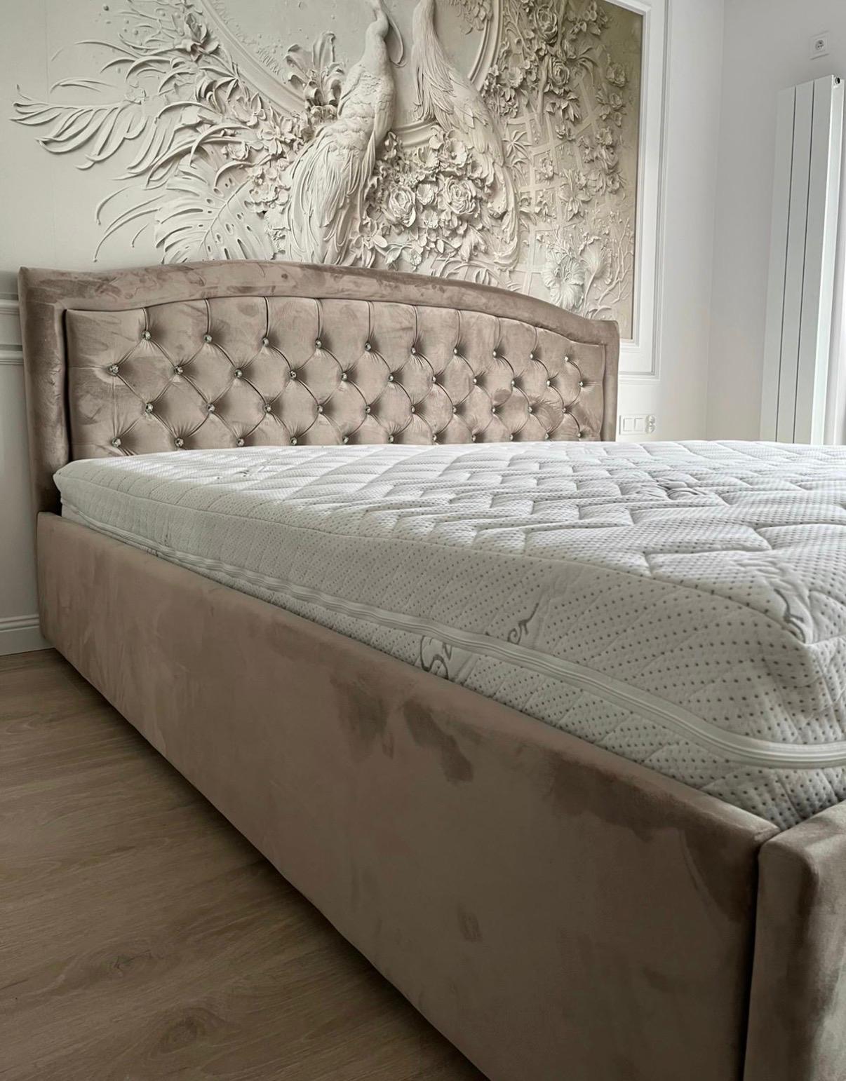 Beżowe łóżko tapicerowane Indiana pikowanie chesterfield w sypialni ze sztukaterią – Meble do snu