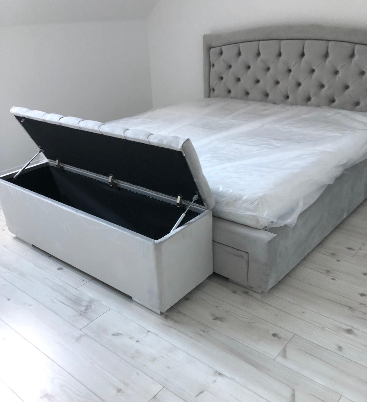 Szare łóżko Indiana z otwartą pufą, w stylu chesterfield – Meble do snu
