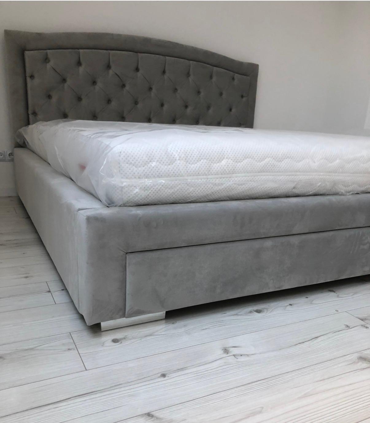 Realizacja łóżka tapicerowanego Indiana z pikowaniem chesterfield w domu klientki – Meble do snu