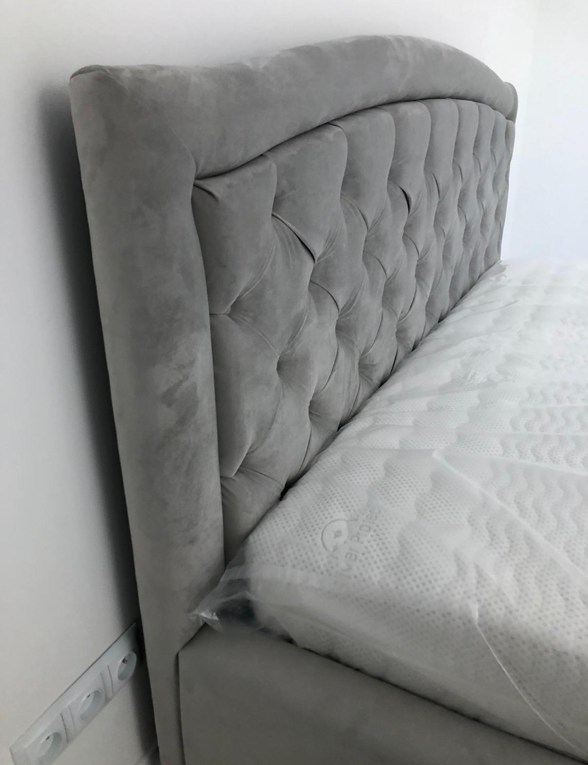 Detol głębokiego pikowania chesterfield i ramy wezgłowia łóżka Indiana – Meble do snu
