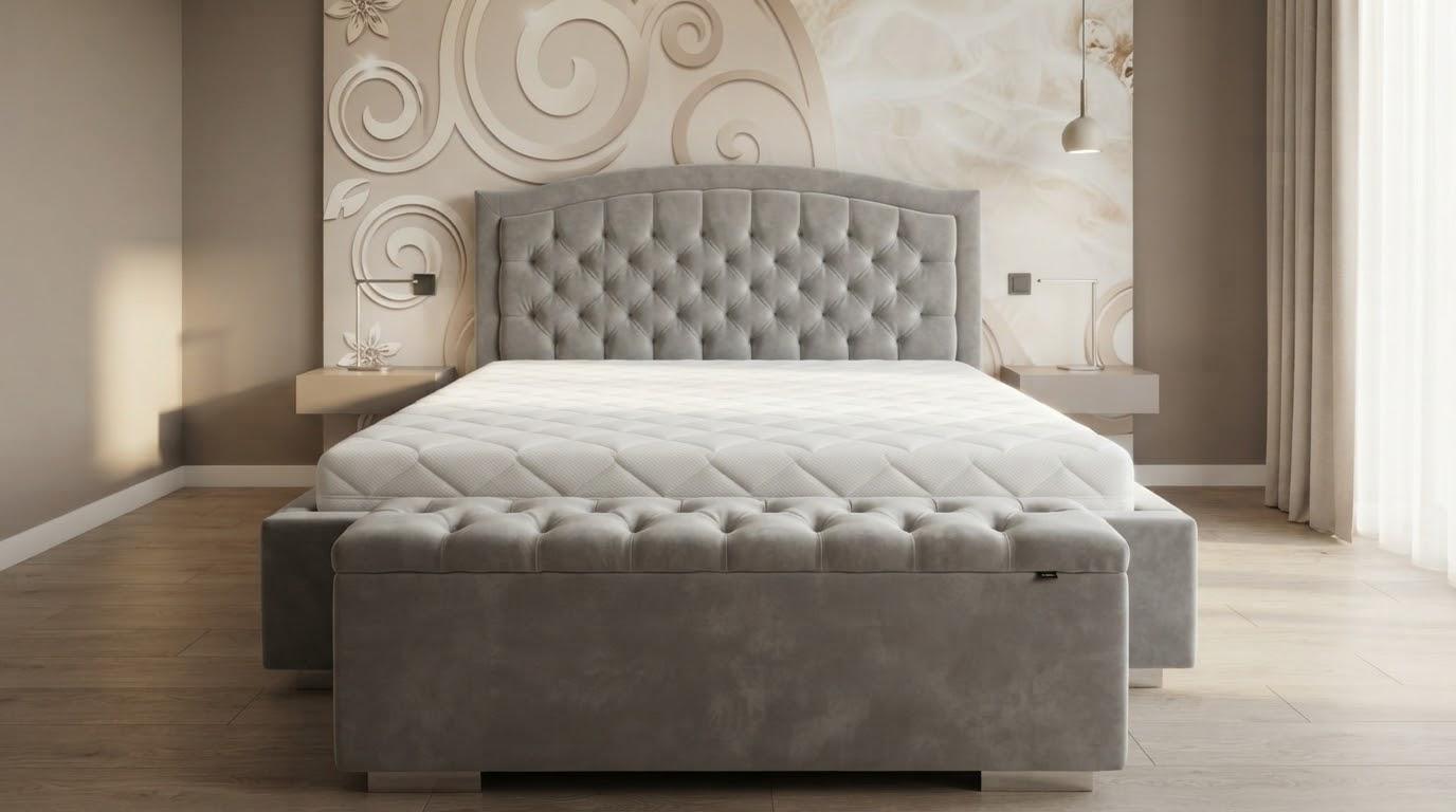Szare łóżko tapicerowane Indiana z pufą pikowanie chesterfield w aranżacji sypialni – Meble do snu
