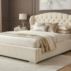 Beżowe łóżko tapicerowane Wirginia z pikowanym wezgłowiem Chesterfield i uszami w eleganckiej sypialni – Meble do Snu